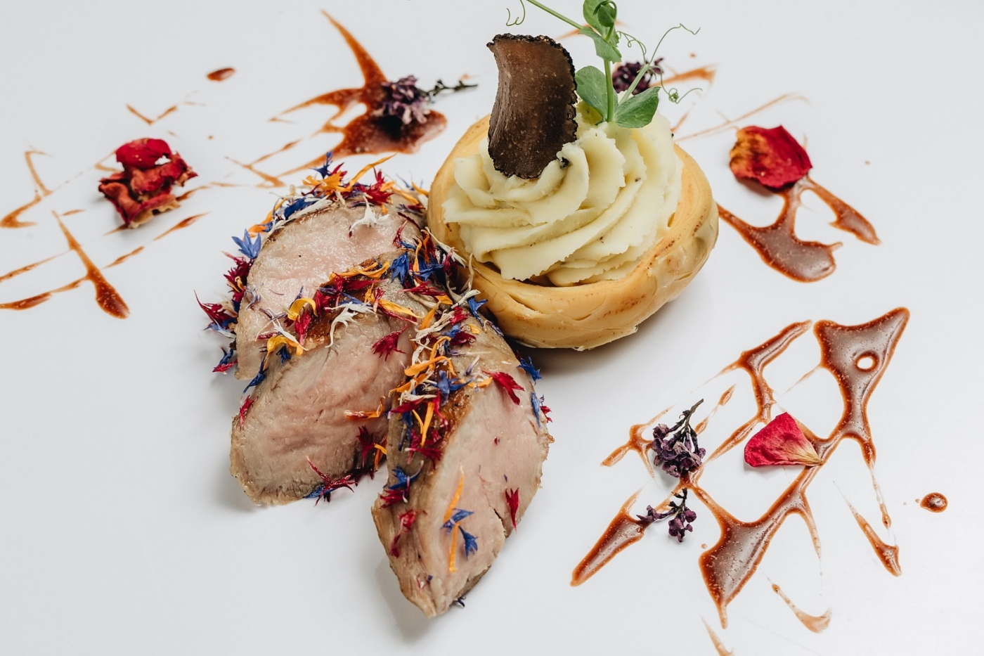 Pri levu - telečji file v suhem cvetju