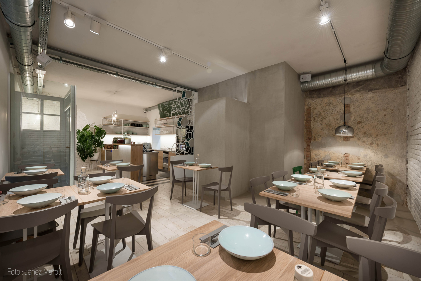 Monstera bistro - pogled iz jedilnice proti sanku