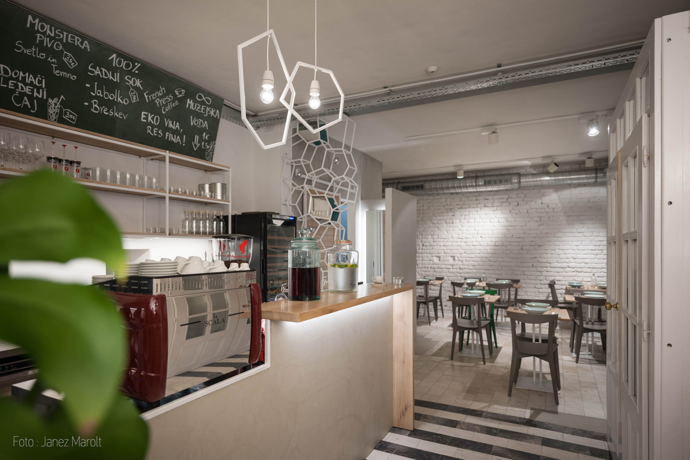 Monstera bistro - pogled izza monstere proti jedilnici