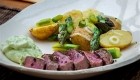krompirjeva solata s šparglji steak