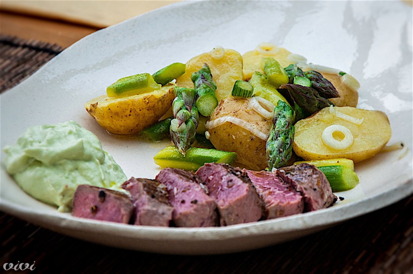 krompirjeva solata s šparglji steak