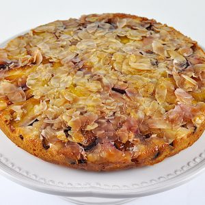 obrnjeni kolac z mandlji in nektarinami