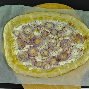 pizza smetana cebula oblozena2