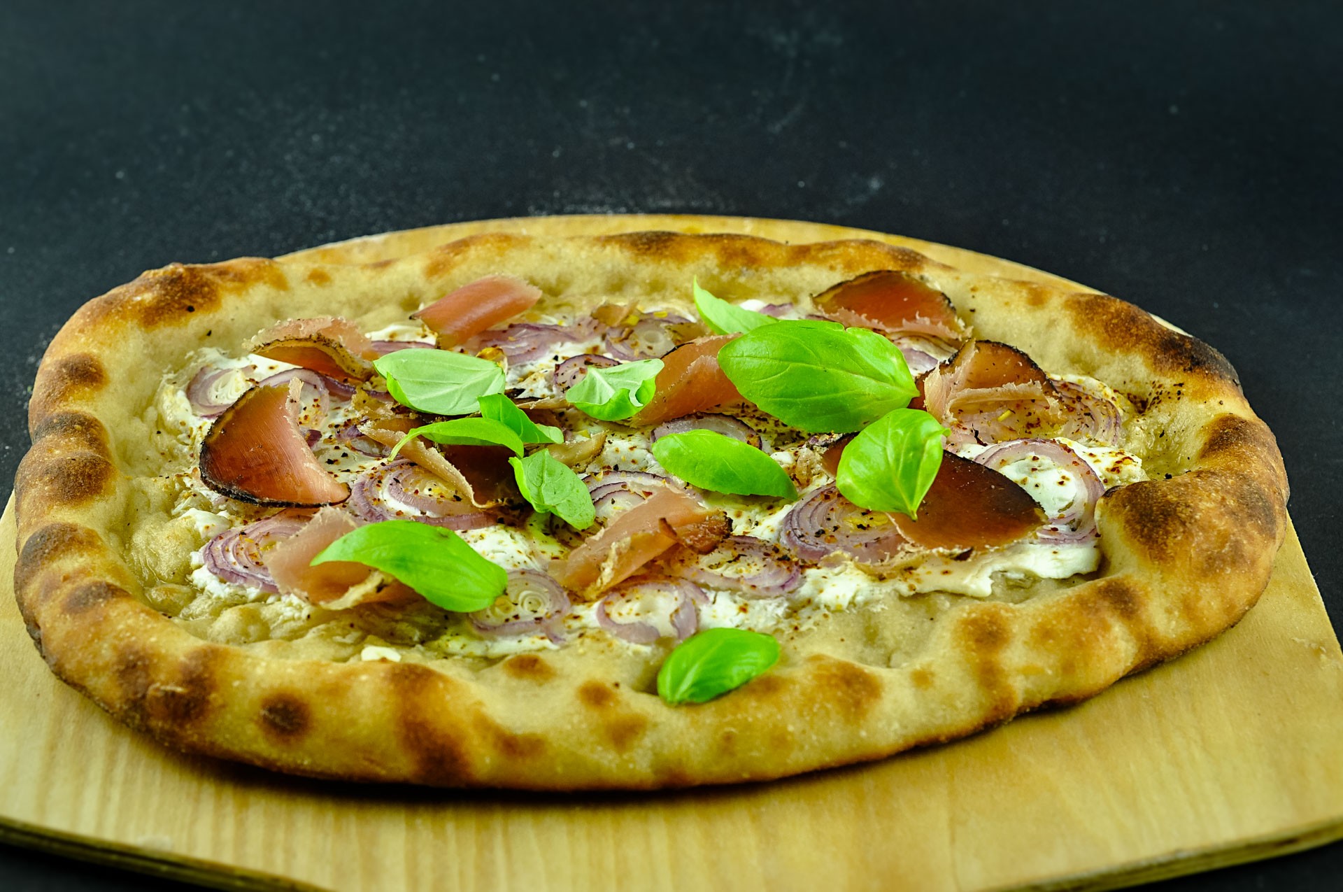 pizza s smetano, čebulo in bunko