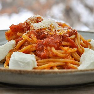 spageti paradiznikova omaka mocarela