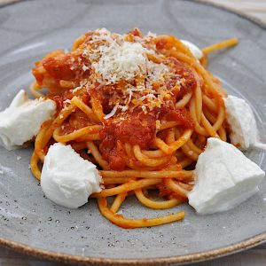 spageti paradiznikova omaka mocarela3