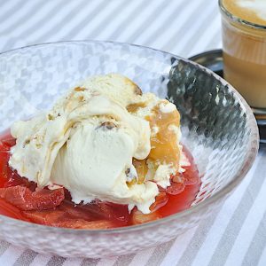 karamelni sladoled z rabarbaro