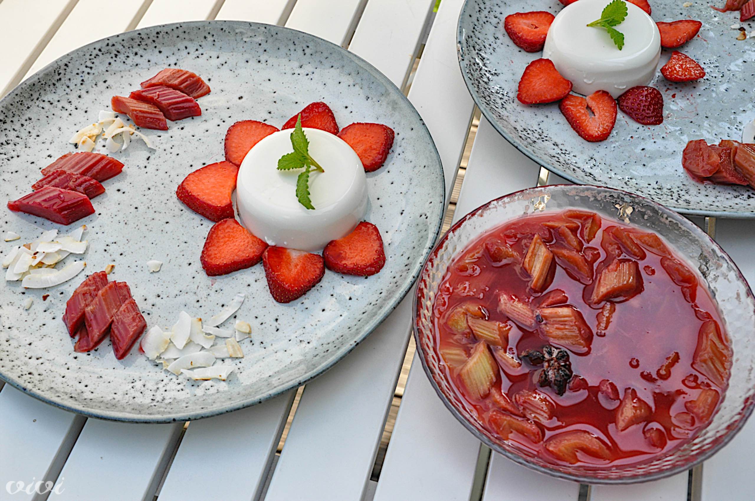 kokosova panakota z rabarbaro in jagodami