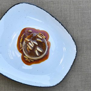 kavna panakota s karamelo in pinjolami