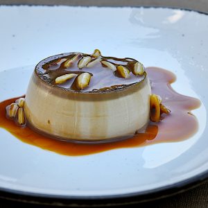 kavna panakota s karamelo in pinjolami3