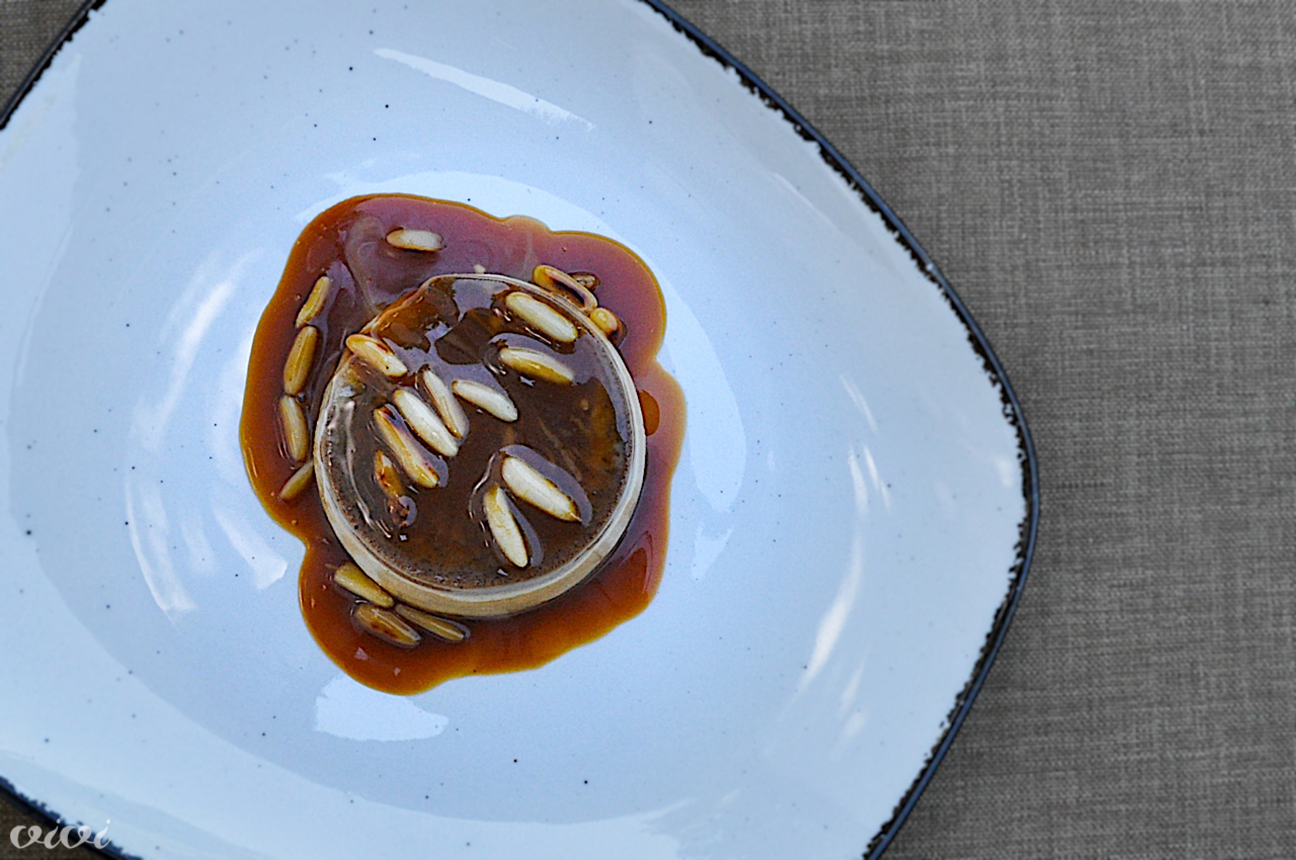 kavna panakota s karamelo in pinjolami4