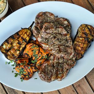 svinjski vrat na zaru sladki krompir miso jajcevci 1