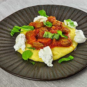 polenta klobasa paradižnik burrata