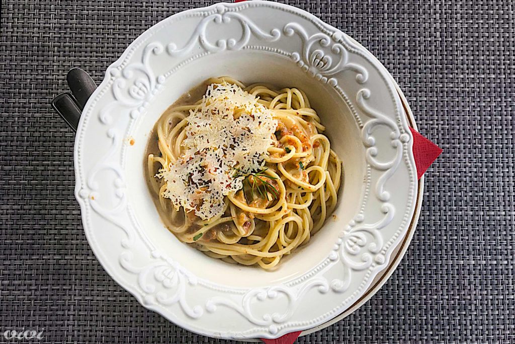 konoba pece špageti z morskimi ježki2