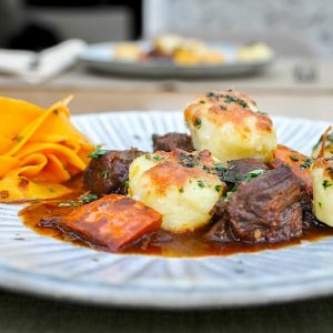 goveji golaž z bučo in gratinirano cmoki12