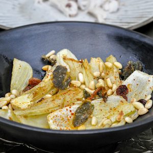 koromač s pinjolami in rozinami