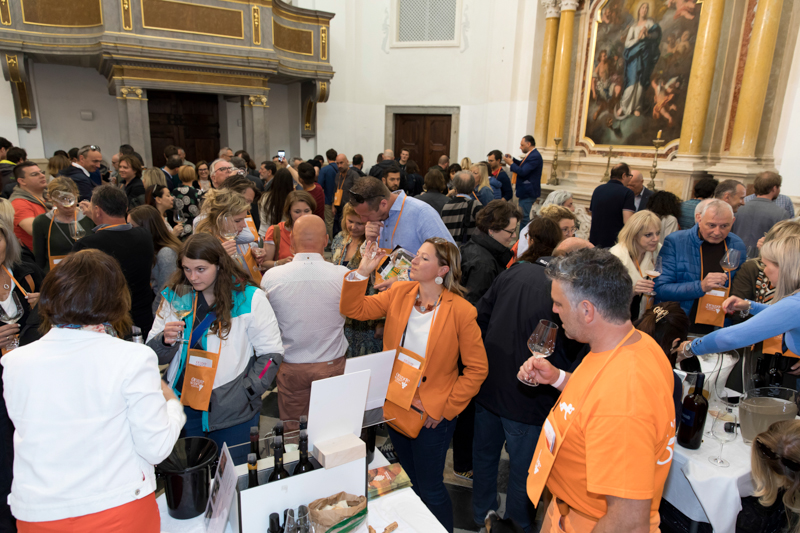 orange wine izola cerkev foto jaka jeraša