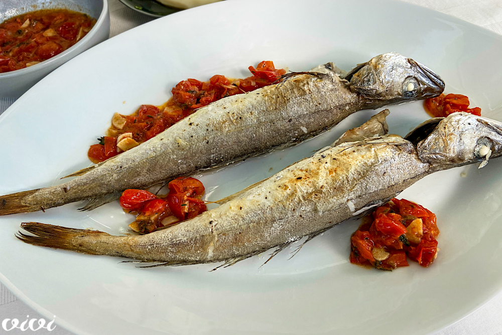 Oslič in paradižniki z inčuni | ŠOLA OKUSOV