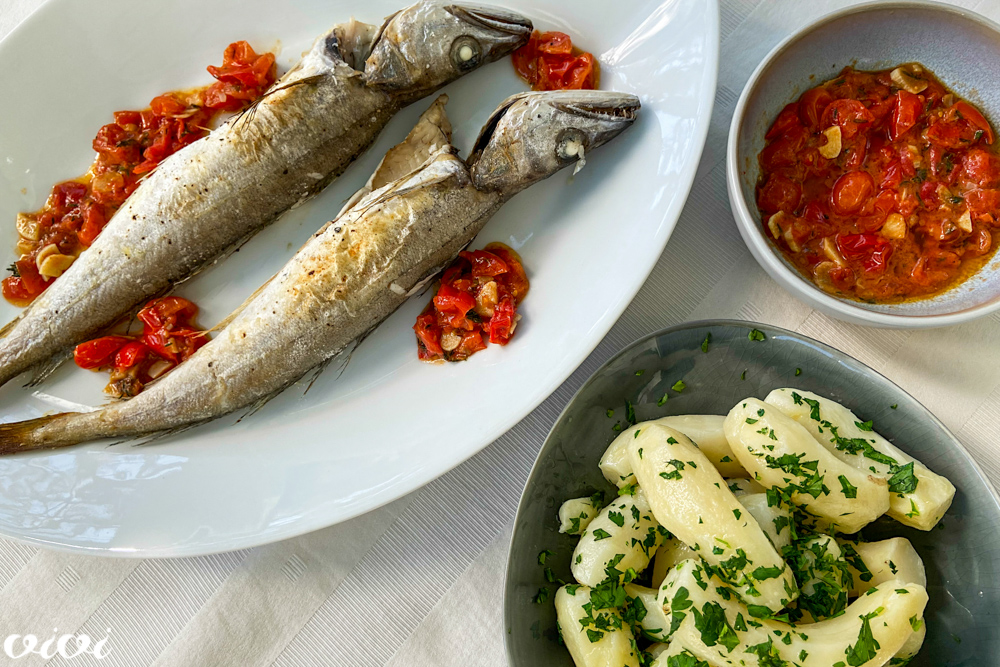 Oslič in paradižniki z inčuni | ŠOLA OKUSOV