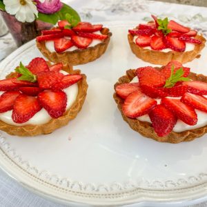 tortica z vrtnicami in jagodami1