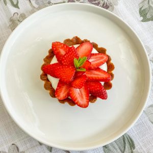 tortica z vrtnicami in jagodami7