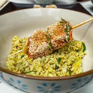 lososovi ražnjiči igver sezam bazilika bulgur bučke1