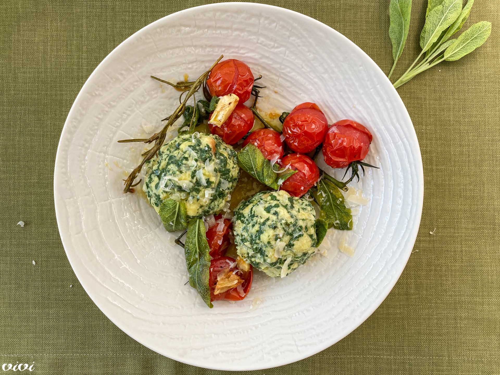 špinačni cmoki češnjevi paradižniki1