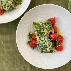 špinačni cmoki češnjevi paradižniki3