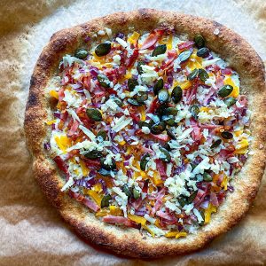 polnozrnata pizza z bučo slanino in hrenom1