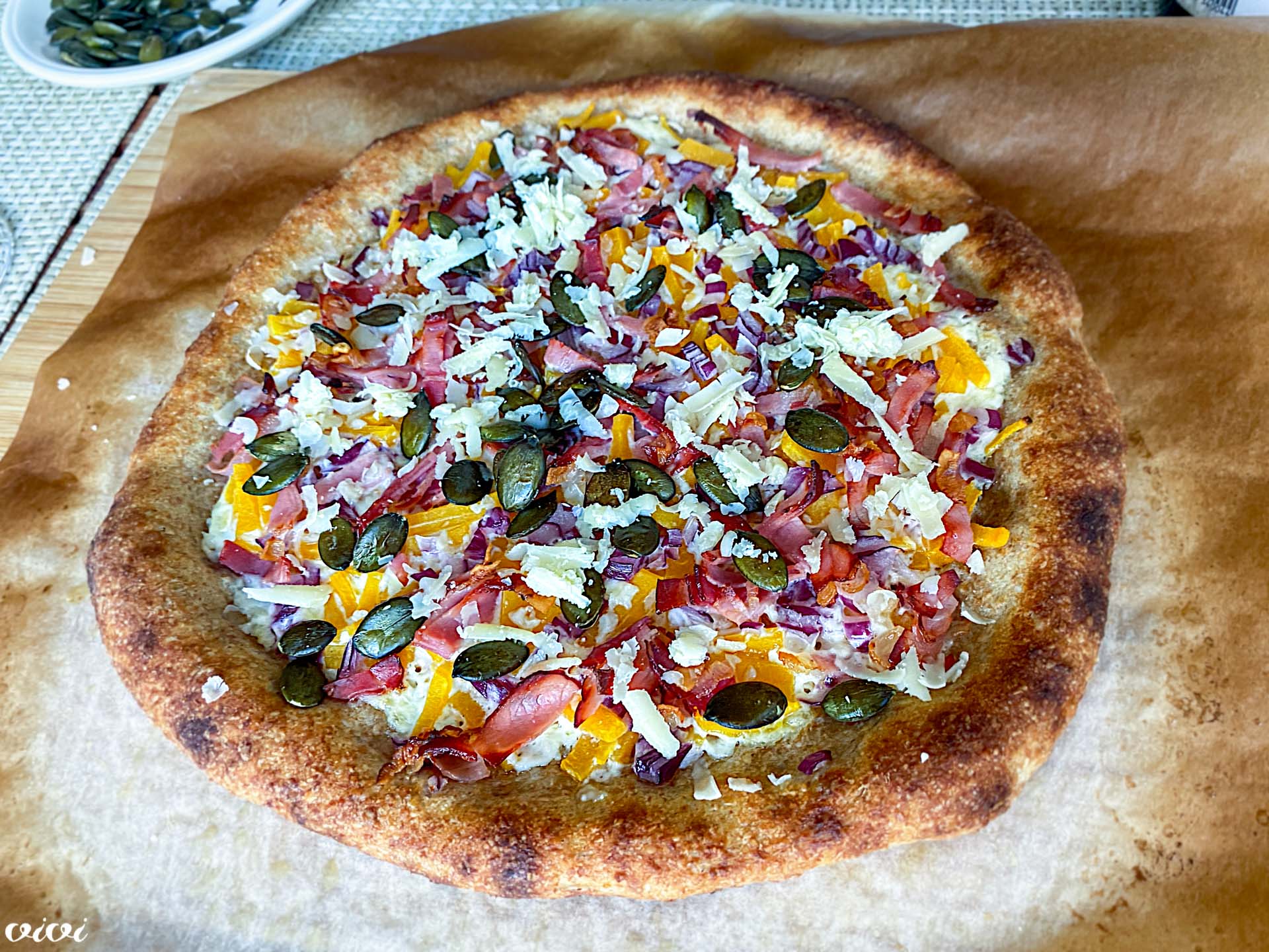 polnozrnata pizza z bučo slanino in hrenom2