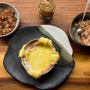 vacherin sir slanina hruška paradižnikov chutney1