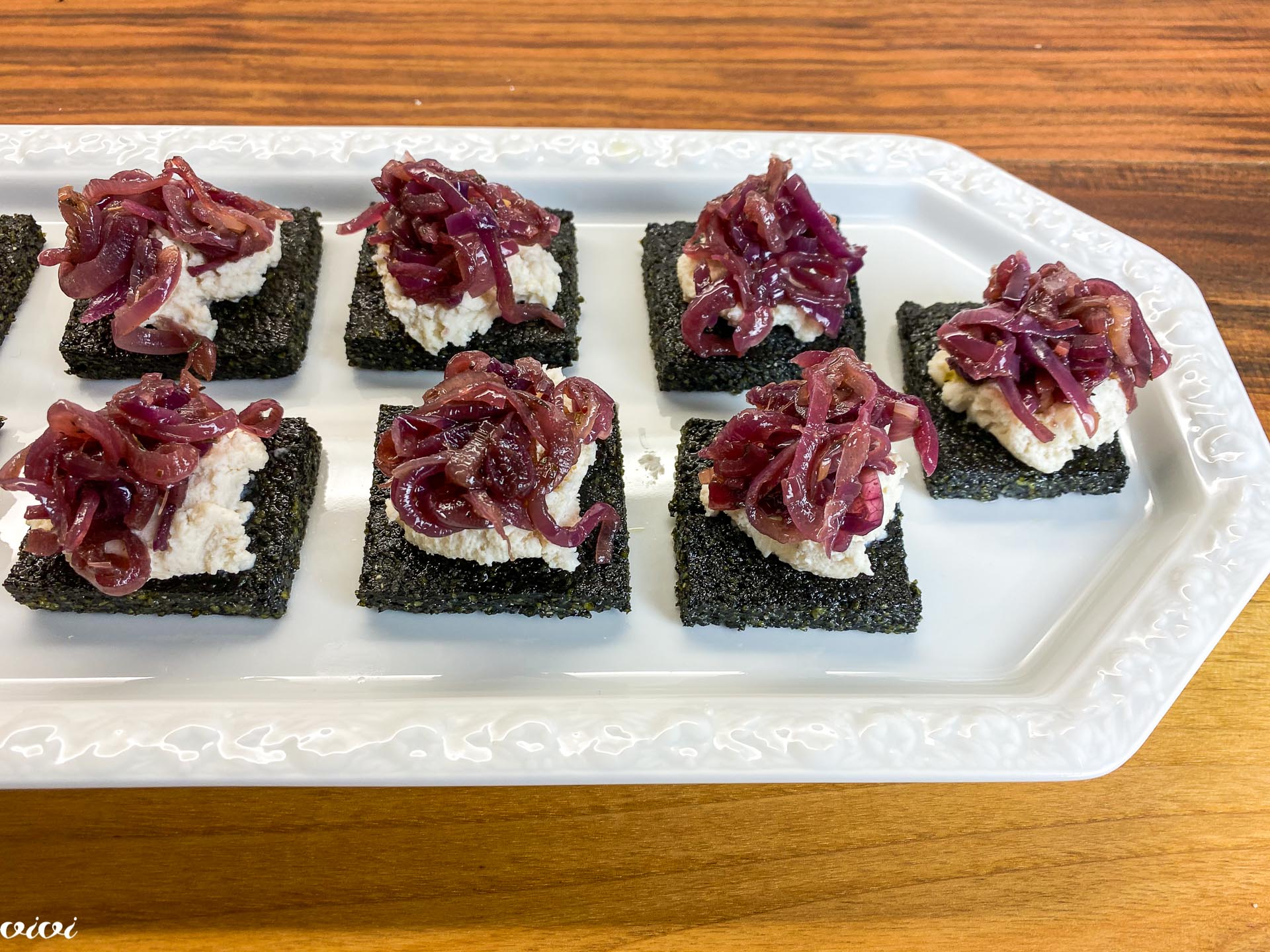 črna polenta namaz dimljenega brancina QKomel6