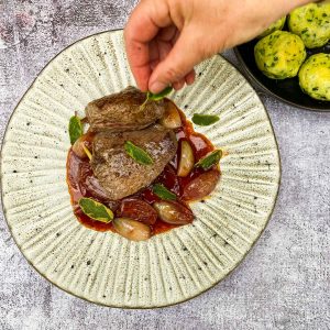 divjačinski steak s šalotkino vinsko omako024