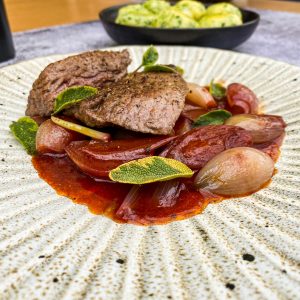 divjačinski steak s šalotkino vinsko omako035