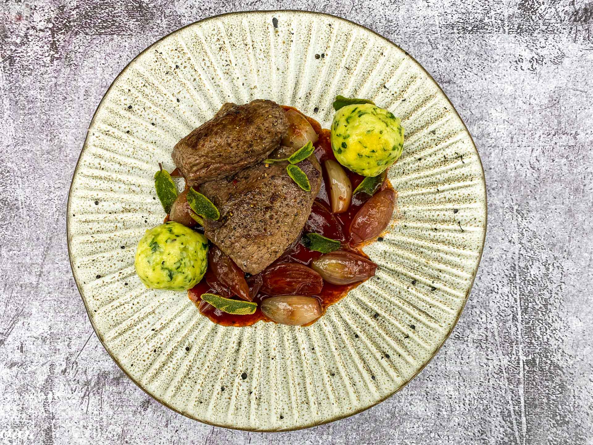 divjačinski steak s šalotkino vinsko omako047