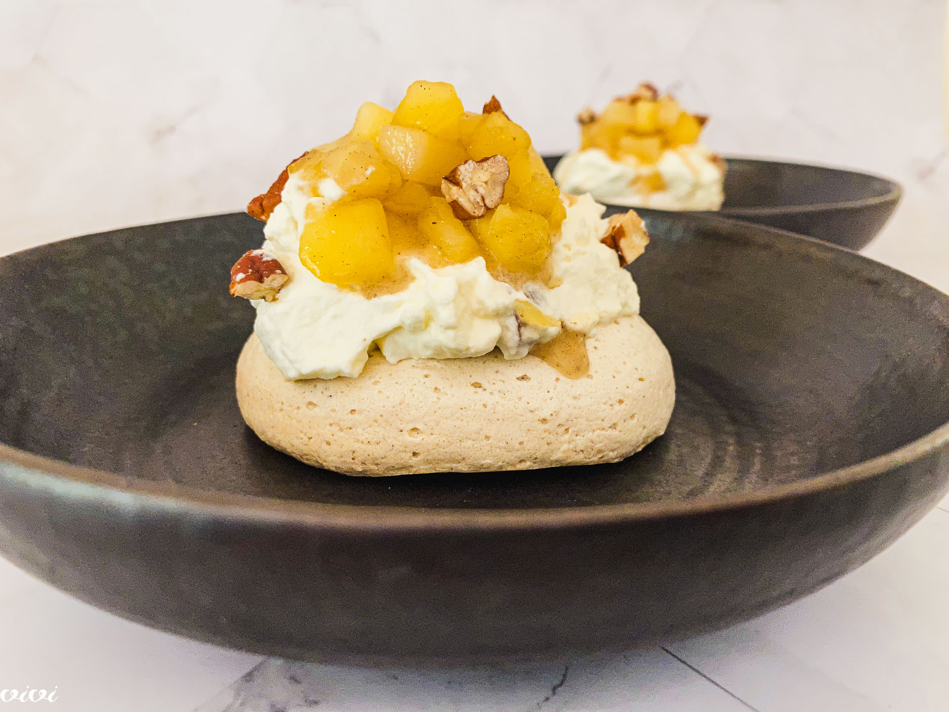 medenjakova pavlova s hruškami4