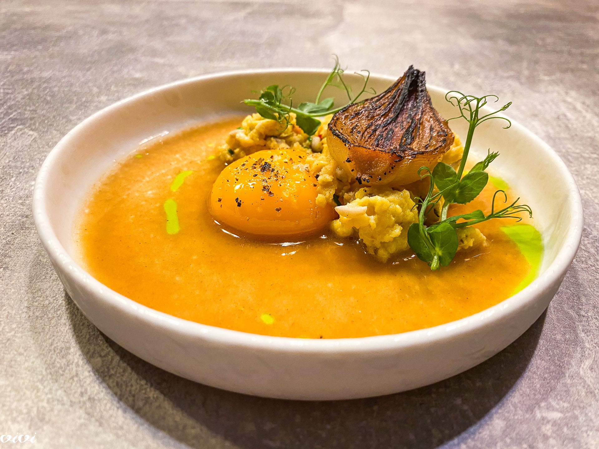 Miza za štiri, čebula in jajce1