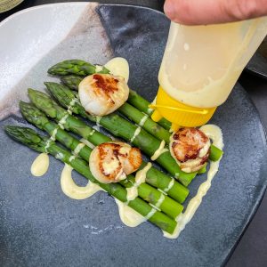 šparglji z jakobinkami in miso majonezo016