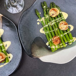 šparglji z jakobinkami in miso majonezo025