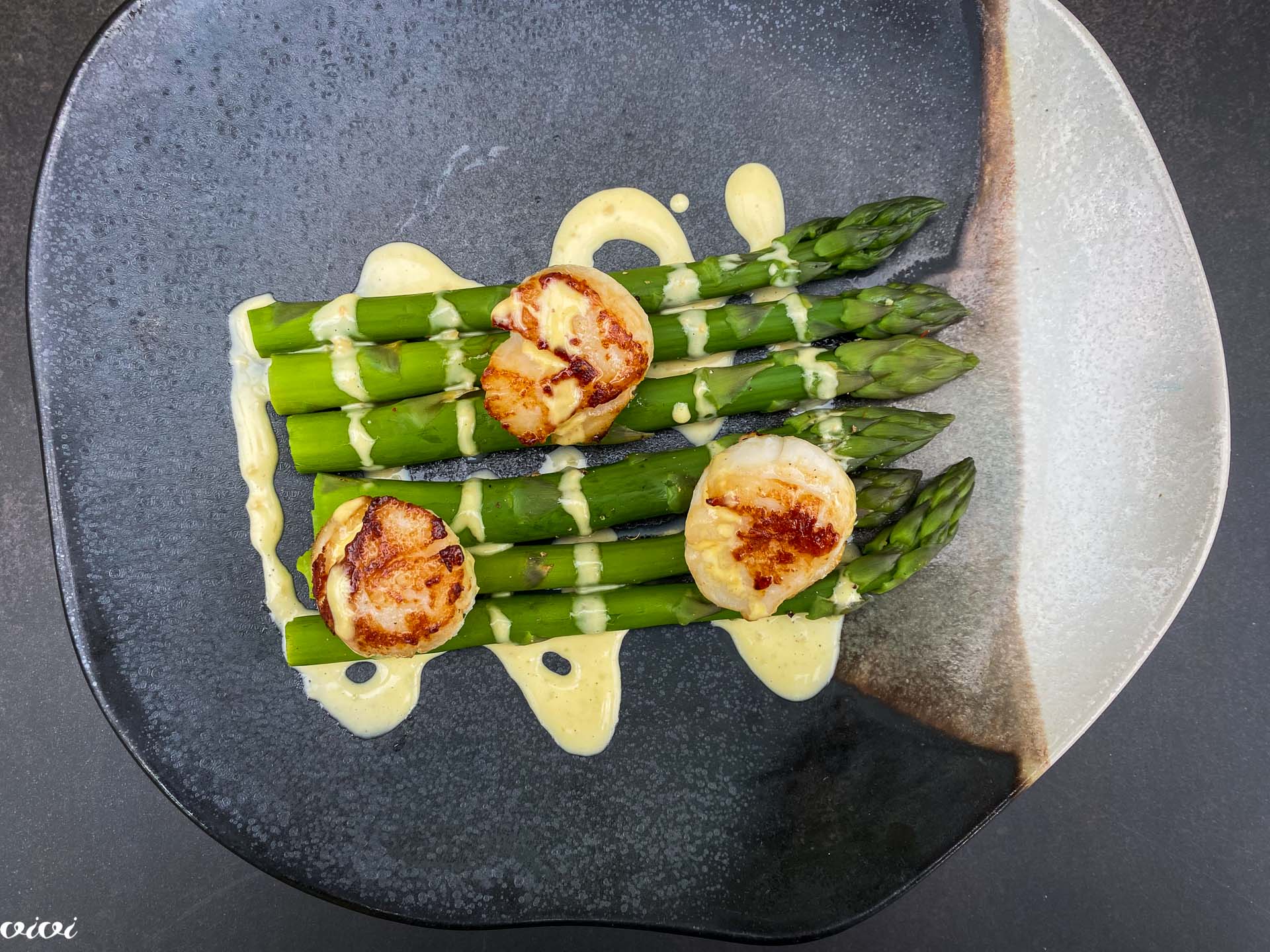 šparglji z jakobinkami in miso majonezo035