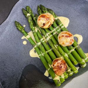 šparglji z jakobinkami in miso majonezo038