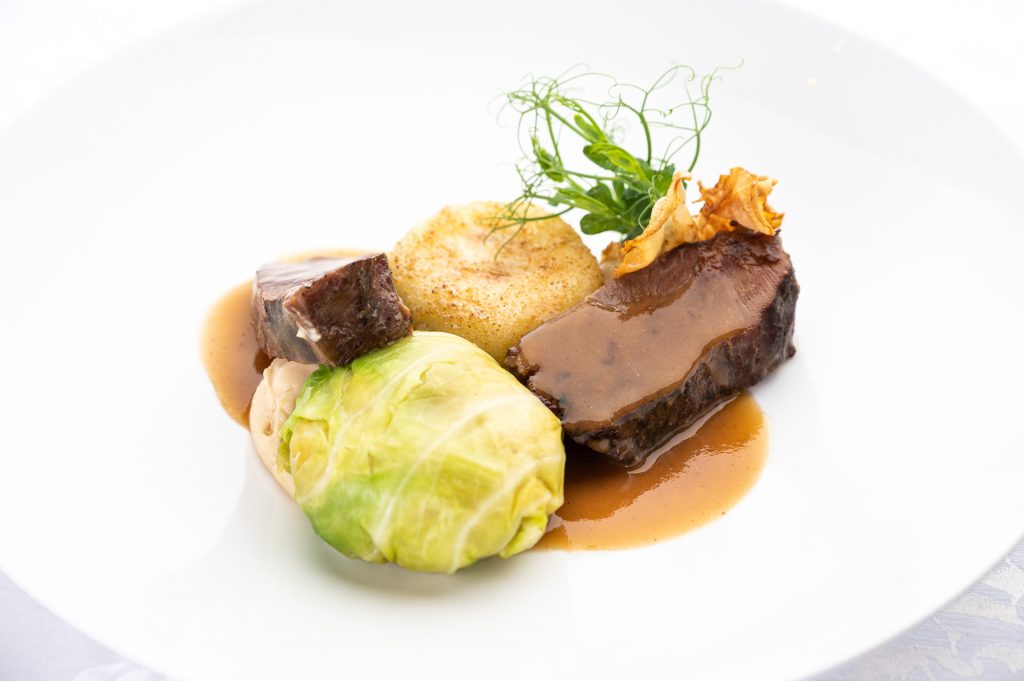 Restavracija Korošica TR21p Telečja lička, reducirana omaka, pire gomoljne zelene, zelje ter krompirjev njok2, foto Grega Ravnjak