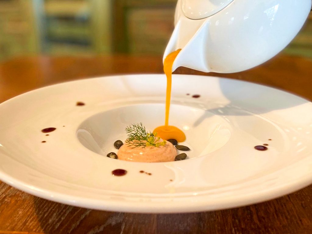 Kabaj TR21j, Kremna juha muškatne buče, krema dimljenega lososa, popečena semena