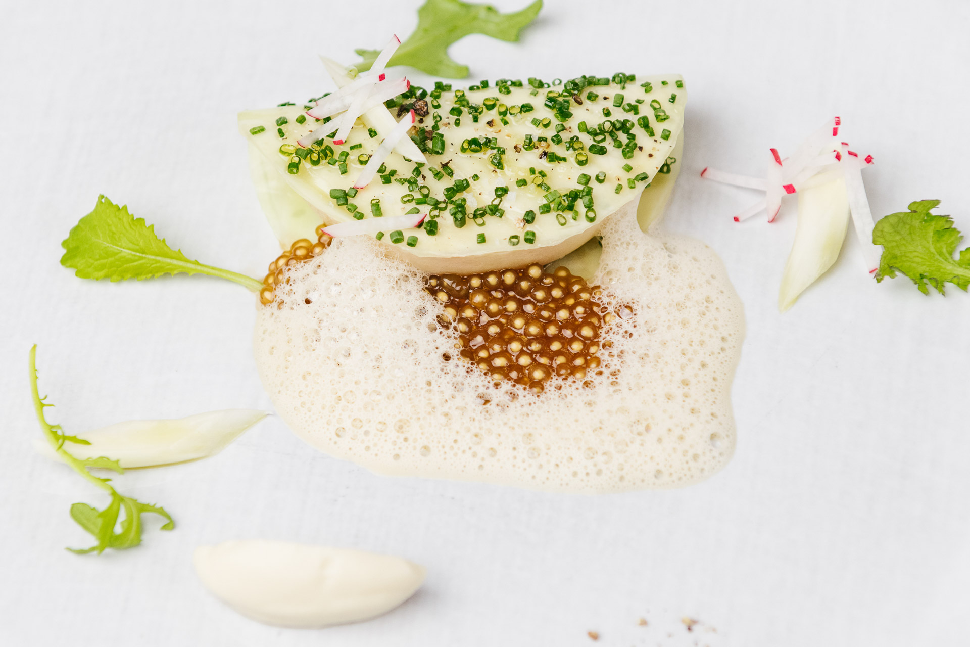 zelje, mehka bela riba, cikorija kavna omaka tapioka biseri z gorskimi gobami foto Stefano Butturini
