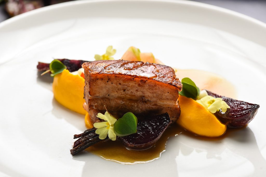 AltrokeTR22P, Svinjska potrebuševina krškopoljca, sotirana baby pesa, kolerabin kimchi, korenčkov pire, jabolko, foto Peter Irman