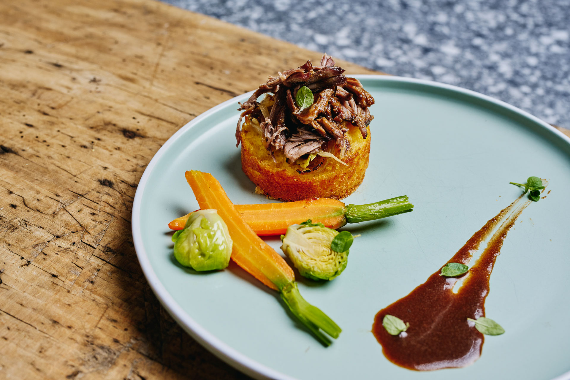 KevderTR22p, Natrgana dimljena teletina, koruzni kipnik, karamelizirano korenje, čebula, ohrovt, medeno balzamična redukcija