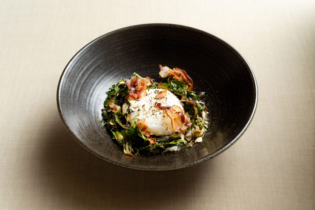 Valdhuber TR22p, Regrat, krompirjeva krema, poširana jajčka, ocvirkovi krutoni, bučna pena