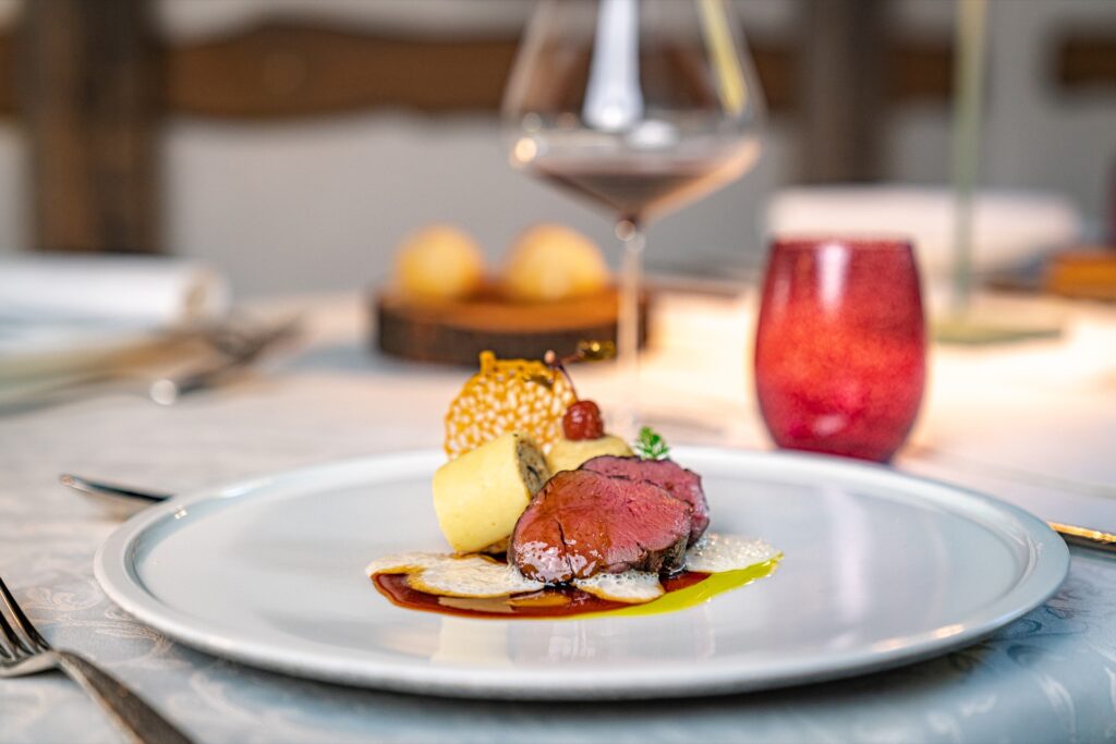 Gostilna Jež TR22j Muflon, omaka pečenih jabolk, seno, krompirjev štrukelj z mavrahi, pečena koruza resized