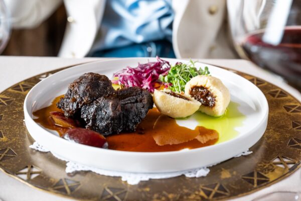 Gostilna na gradu TR23j Goveja lička, naravna omaka z češpljo, češpljev cmok, krema pečene buče, solata rdečega zelja foto Matic Kremžar resized