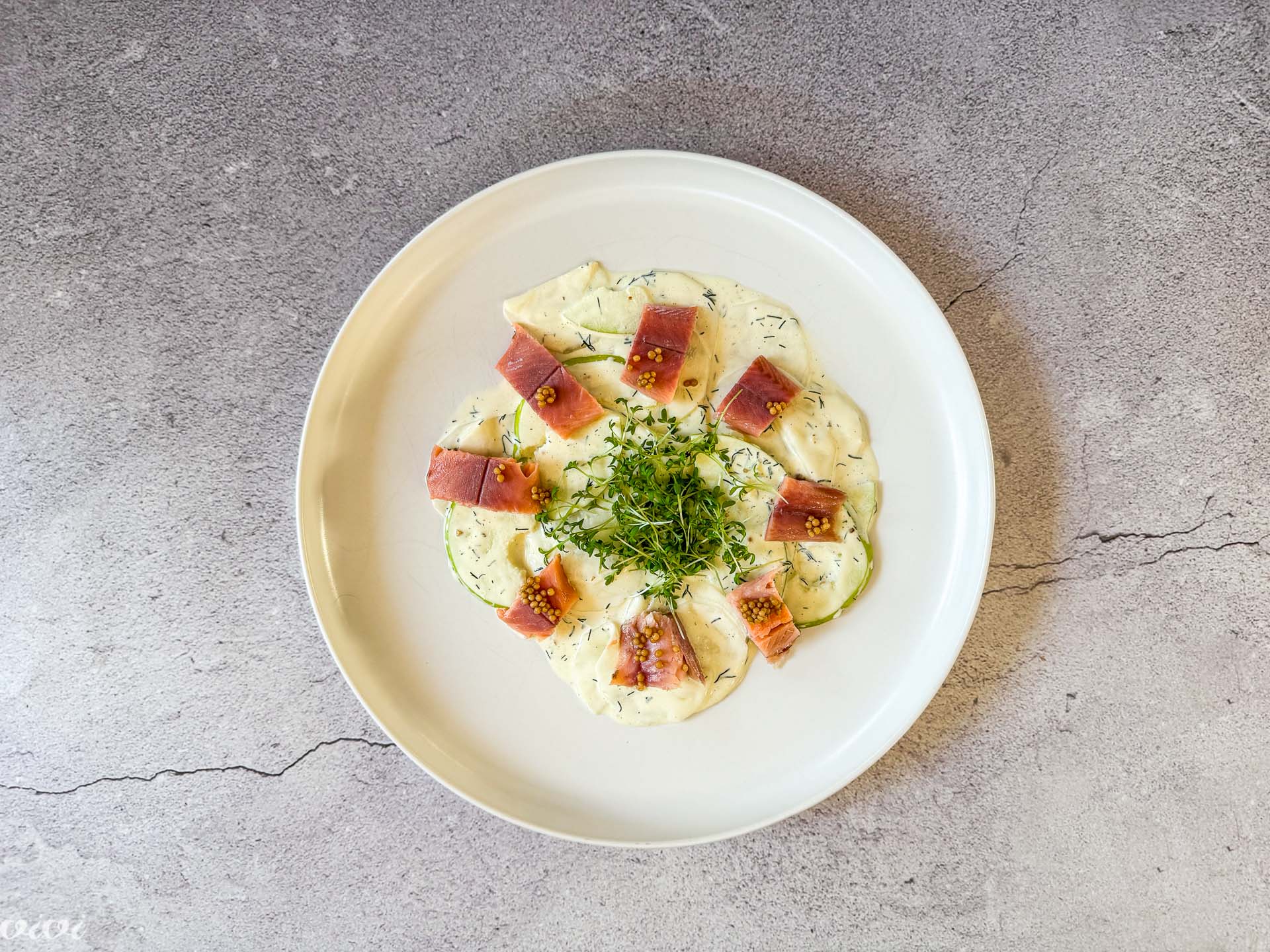 Dimljena postrv, bela redkev, jabolko in gorčična semena33